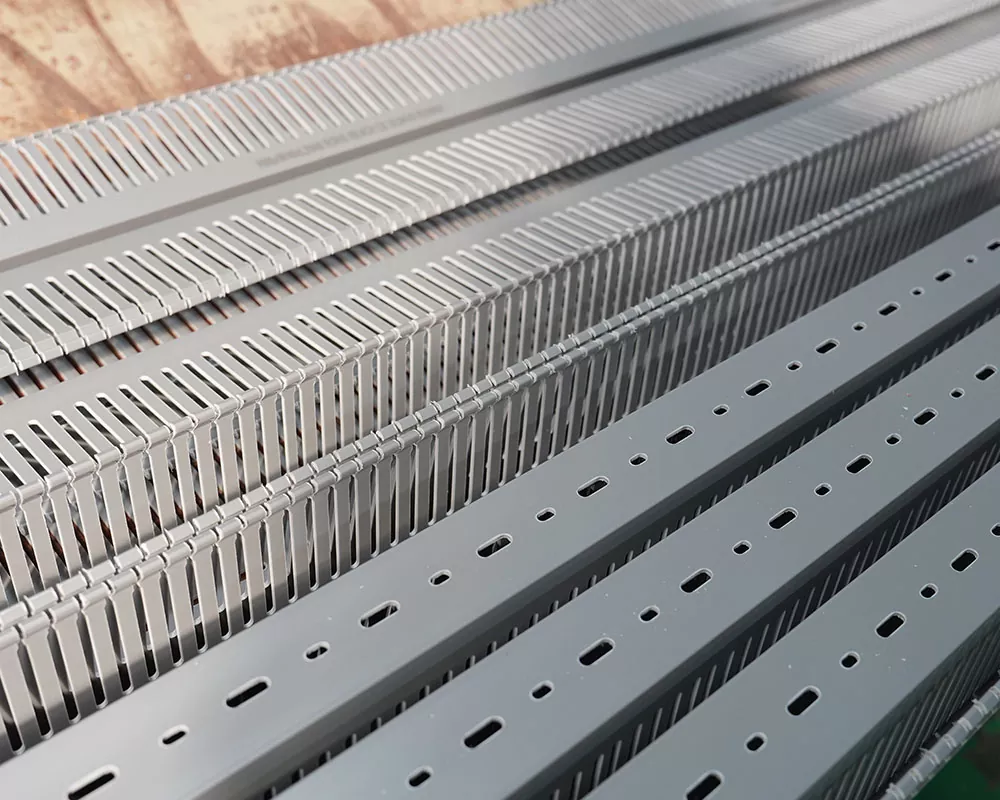 Hvad er temperaturmodstandsområdet for den flammehæmmende PVC-kabelbakke inde i distributionsskabet?